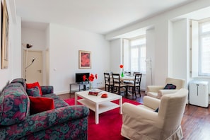 Appartement, 2 chambres | Coin séjour | Télévision à écran plat de 32 pouces avec chaînes par câble, télévision