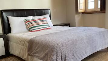 Eenvoudig appartement, 2 slaapkamers | Een strijkplank/strijkijzer, babybedden (toeslag), beddengoed