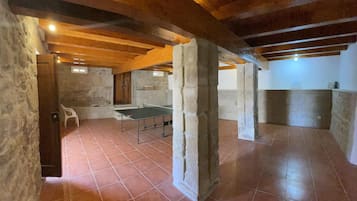 Eenvoudig appartement, 2 slaapkamers | Een strijkplank/strijkijzer, babybedden (toeslag), beddengoed