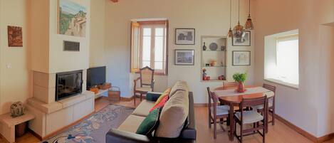 Departamento básico, 2 habitaciones | Área de sala de estar | Televisión de pantalla plana, chimenea y tenis de mesa