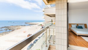 A balcony with a view of the beach and ocean. - Povoa Sunset Views (Povoa De Varzim)