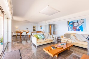 Departamento, 3 habitaciones | Área de sala de estar | Televisión de pantalla plana de 50 cm con canales por cable 