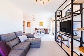 Departamento, 2 habitaciones | Área de sala de estar | Televisión de pantalla plana de 50 cm con canales por cable 