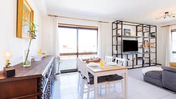 Apartemen, 2 kamar tidur | Area keluarga | Televisi layar datar 50-cm dengan saluran TV kabel dan TV