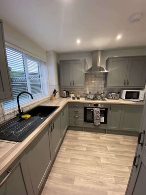 Fridge, microwave, oven, stovetop - LetAway - Park View House, Whitby (Whitby)