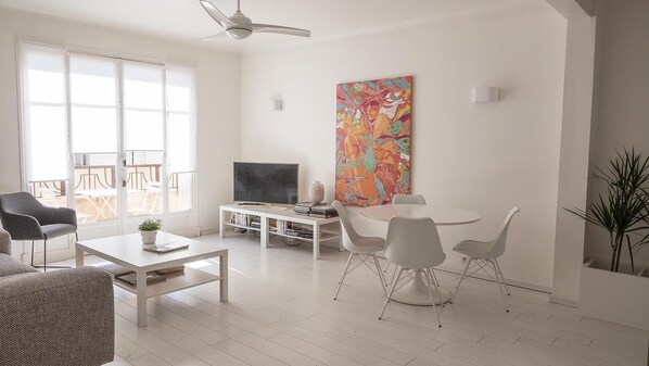 TV - NEW! 2 Pieces Design, Downtown, 200 m beaches, air conditioned (Menton)