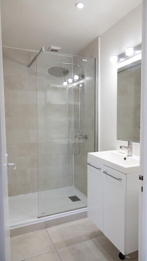 Regadera, toallas, papel de baño