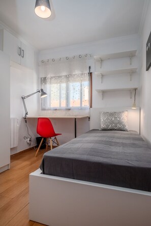 4 bedrooms, free WiFi, bed sheets - Individual Bedroom near METRO, Norteshoppping (Porto)