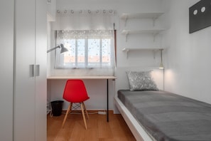 4 bedrooms, free WiFi, bed sheets - Individual Bedroom near METRO, Norteshoppping (Porto)