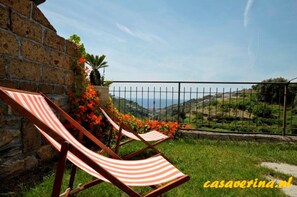 Property grounds - Apartment/studio with private terrace with sea view (Liguria)