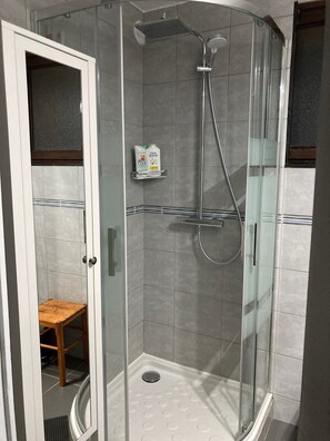 Regadera y secadora de cabello 