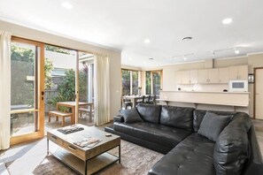 TV, table football, offices - Coastal Days - pet friendly, parks, shops & beach (Torquay)