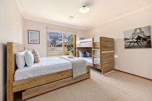 3 bedrooms, iron/ironing board, travel cot, WiFi - Coastal Days - pet friendly, parks, shops & beach (Torquay)