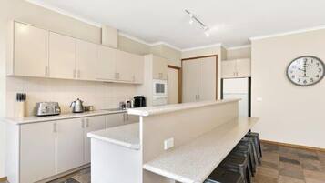 Køleskab, mikrobølgeovn, ovn, kogeplade