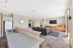 TV, table football, offices - Coastal Days - pet friendly, parks, shops & beach (Torquay)