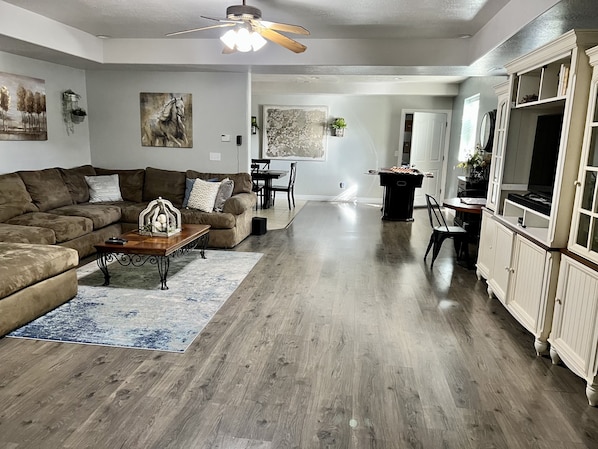 TV connectée, lecteur de DVD, baby-foot, chaîne hi-fi