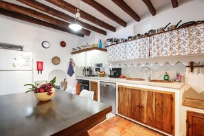 Een koelkast, een microgolfoven, een oven, een vaatwasser