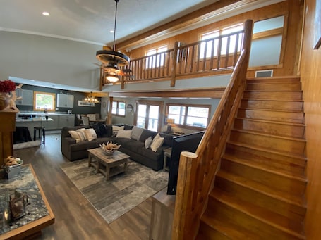 Smart TV, table football. Lakefront 4 Bedroom 2.5 Bath Hot Tub, Firepit, Dock, Deck and great backyard!