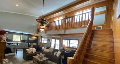 Lakefront 4 Bedroom 2.5 Bath Hot Tub, Firepit, Dock, Deck and great backyard!