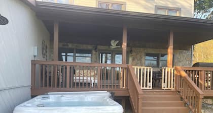 Lakefront 4 Bedroom 2.5 Bath Hot Tub, Firepit, Dock, Deck and great backya