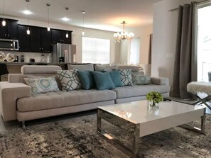 Smart TV - Stunning Solara 6 Bedroom with Private Pool & Spa Near Clubhouse & Disney (Kissimmee)