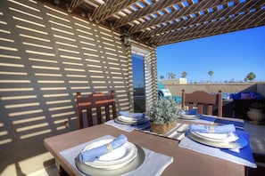 Outdoor dining - NEW Coastal Retreat by the Sea (Oceanside)
