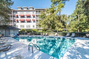 Alberca al aire libre y alberca climatizada