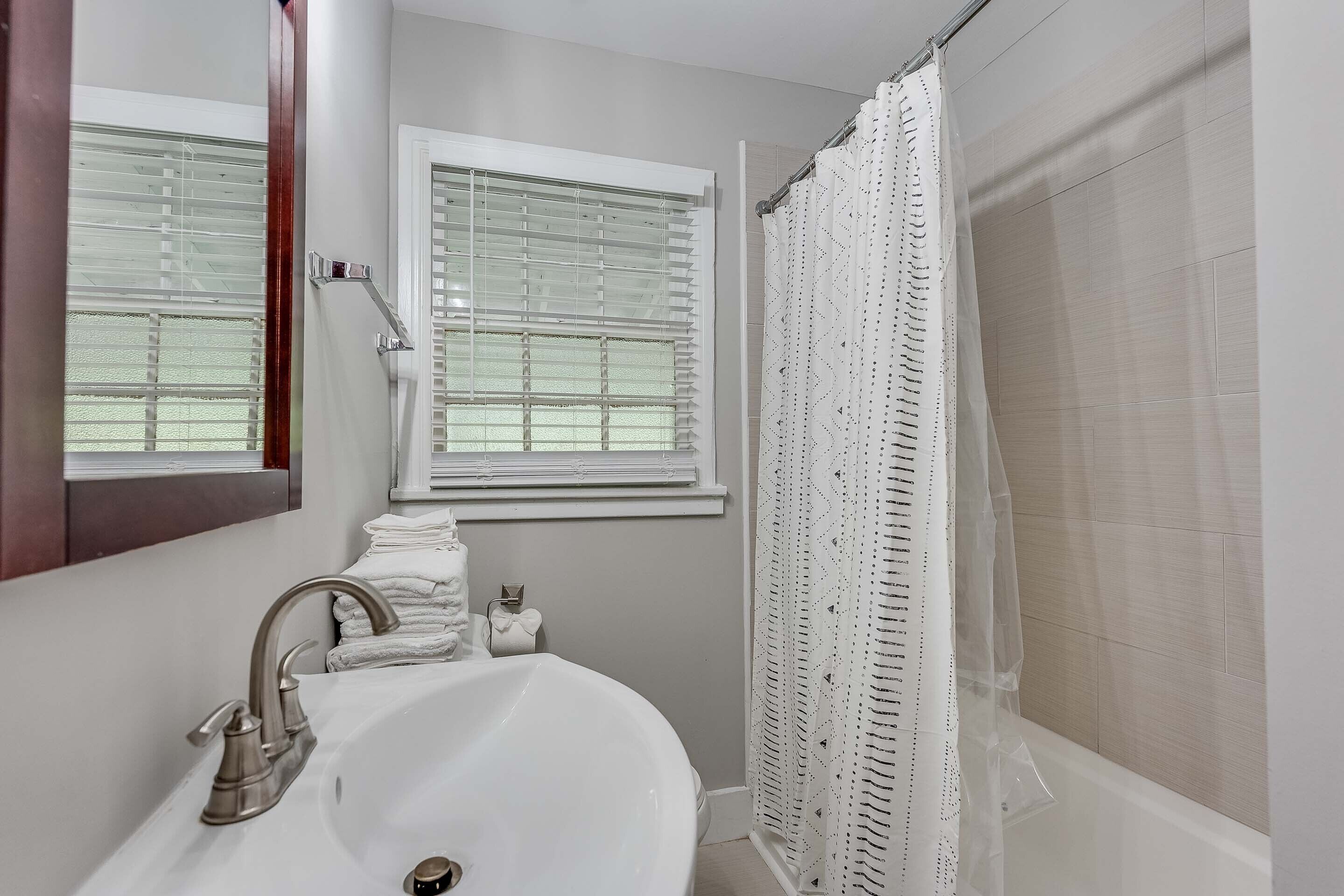 أحواض استحمام، مناشف، صابون، ورق حمّام