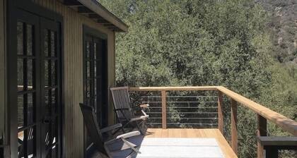 Topanga Deck House light spacious, amazing mountain views, huge deck under Oaks