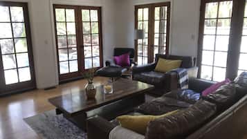 Smart TV, chimenea, futbolito y tenis de mesa