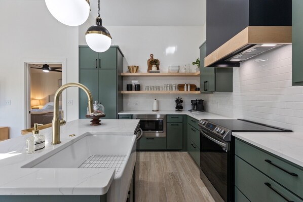 Fridge, microwave, oven, stovetop - The River House (New, Modern, Hot Tub, Honeymoon, Couples Retreat, River Views) (Hot Springs)