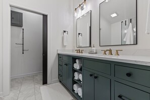 Douche, séchoir à cheveux, serviettes fournies, savon