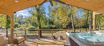 The River House (New, Modern, Hot Tub, Honeymoon, Couples Retreat, River Views)