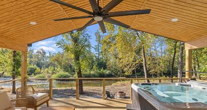 The River House (New, Modern, Hot Tub, Honeymoon, Couples Retreat, River Views)