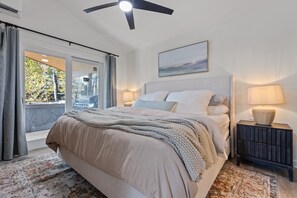 1 bedroom, iron/ironing board, WiFi, bed sheets - The River House (New, Modern, Hot Tub, Honeymoon, Couples Retreat, River Views) (Hot Springs)