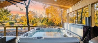 The River House (New, Modern, Hot Tub, Honeymoon, Couples Retreat, River Views)