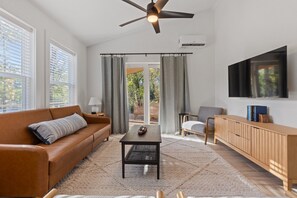 Smart TV, books - The River House (New, Modern, Hot Tub, Honeymoon, Couples Retreat, River Views) (Hot Springs)