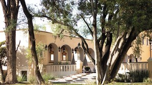 A building with arched windows and a covered walkway. - Villa Antigua (Tequisquiapan)