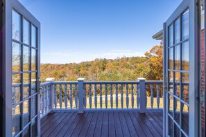 Property grounds - BillsMore Estate!  9 acres with amazing views & trails. 11 minutes to downtown  (Asheville)