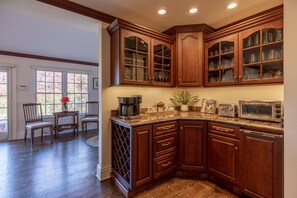 Fridge, microwave, oven, stovetop - BillsMore Estate!  9 acres with amazing views & trails. 11 minutes to downtown  (Asheville)