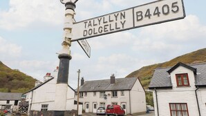 Un panneau indicateur indiquant la direction, avec les mentions « TALYLLYN DOLGELLY » et « B4405 », signalant un itinéraire.
