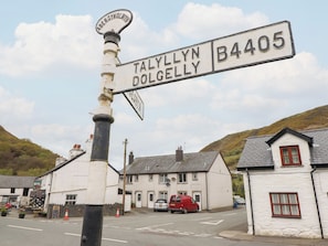A directional signpost with 'TALYLLYN DOLGELLY' and 'B4405' indicating a route.