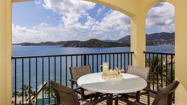 Outdoor dining - Modern Marriott Vacation Club Resort (St Thomas)