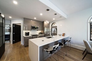 Réfrigérateur, micro-ondes, four, plaque de cuisson