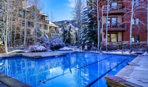 Utendørsbasseng og et oppvarmet basseng