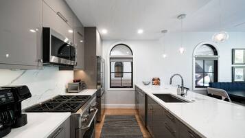 冰箱、微波炉、烤箱、炉灶