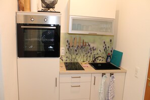 Kühlschrank, Ofen, Herdplatte, Wasserkocher mit Kaffee-/Teezubehör