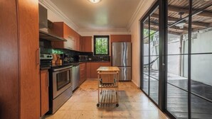 Cafetera y tetera, refrigerador, microondas y horno 