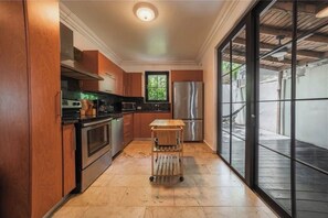 Wasserkocher mit Kaffee-/Teezubehör, Kühlschrank, Mikrowelle, Ofen