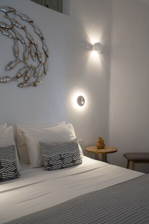 3 bedrooms, desk, soundproofing, iron/ironing board